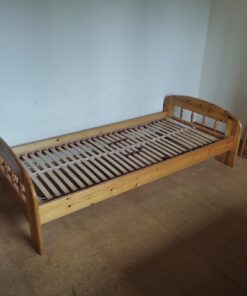 Bett aus Massivholz passend zu Schrank und Schreibtisch