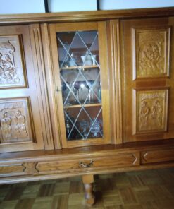 Großer Wohnzimmerschrank mit Glasvitrine und Ornamenten