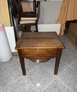 Hocker mit Klappe