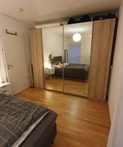 Großer Kleiderschrank in sehr gutem Zustand