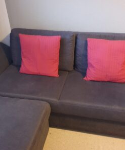 Sofa in anthrazit mit Fußteil und viel Stauraum