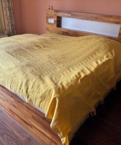 Schlafzimmer mit Bett, Sideboard und 2 Nachtkästchen