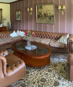 Chesterfield Ledercouchgarnitur mit Sesseln und Hockern
