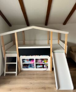 Kinderbett mit Dach, Rutsche und Matratze