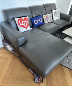 BoConcept San Bleda Sofa – modernes Design & höchster Komfort Erleben Sie skandinavische Eleganz mit diesem stilvollen BoConcept San Bleda Sofa in hochwertigem Echtleder. Minimalistisch, zeitlos – und ein absoluter Blickfang in jedem Wohnraum. • Originalpreis: 6.000 € • Wunschpreis: 3.000 € VB • Zustand: sehr gepflegt, kaum Gebrauchsspuren • Alter: ca. 3 Jahre • Farbe: Anthrazitgrau • Material: Echtleder • Besonderheiten: tiefe Sitzfläche, verstellbare Kopfstützen, massives Gestell, sehr bequem Das Sofa ist sofort verfügbar und kann gerne vor Ort besichtigt werden.