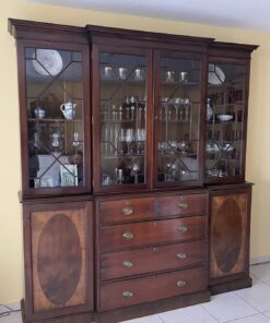 Antiker Wohnzimmerschrank