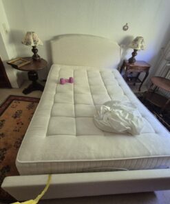 Komfortbett der Marke Treca mit gepolstertem Wandteil