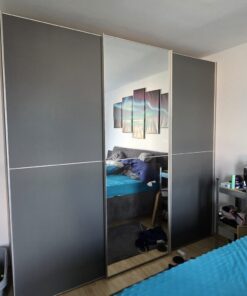 Staud Kleiderschrank grau mit Schwebetüren