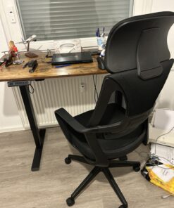 Verstellbarer Arbeitstisch mit einem Stuhl