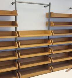 Wandregale aus massivem Holz mit Metallhalterungen