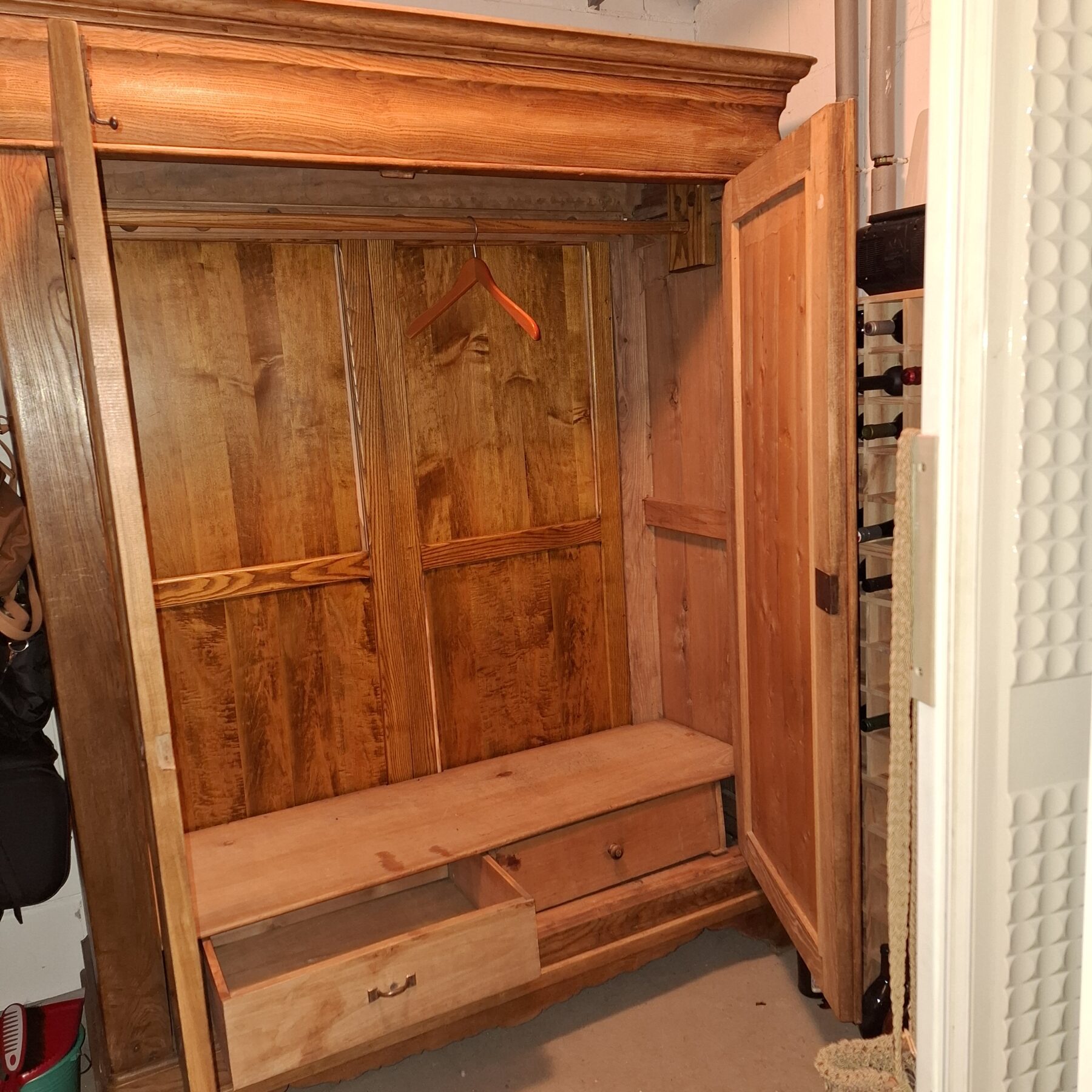 Garderobenschrank-geoeffnet-2-scaled-1.jpg