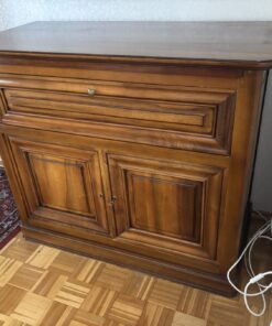Moderner Multimediaschrank im klassischen Design, Nussbaum massiv