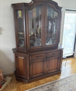Eleganter Vitrinenschrank aus Massivholz