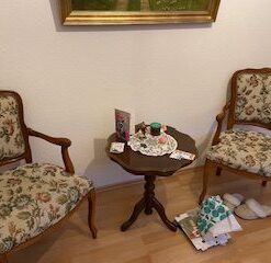 Antike Stühle mit Tisch