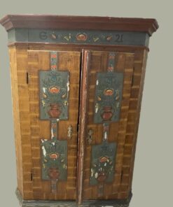 Alter Bauernschrank aus dem 19. Jahrhundert