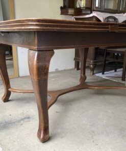 ausziehbarer Tisch und zwei Originalstühle