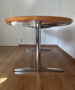 Ovaler Besprechungstisch