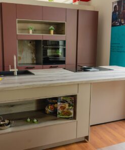 Musterküche: Moderne Inselküche mit Muldenlüfter-Kochfeld