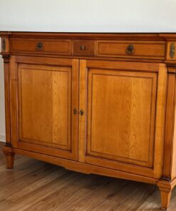 Italienische Stilmöbel: 1 kleines Sideboard (B 130 cm, T 50 cm, H 100 cm)