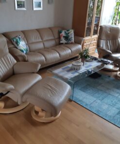Stressles Sofa und zwei Stressles Sessel jeweils mit Hocker