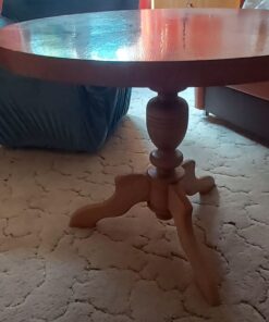 Tisch mit gedrechseltem Fuss