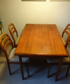 Dänisches Design: ausziehbarer Wohnzimmertisch (Holz) mit 4 Teak-Stühlen von dyrlund