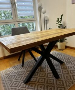 Tisch mit massiver Echtholzplatte