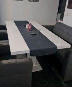 Essecke mit Sesseln und Bank