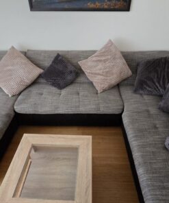 Sofalandschaft mit Tisch und Hocker