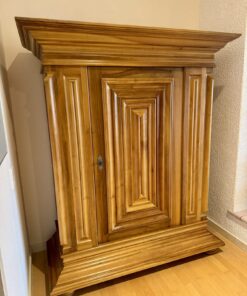 Massiver Schrank aus Kirschholz – Handarbeit von H. Kienzle (1982)