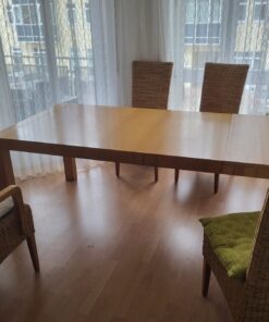 Holztisch und Stühle