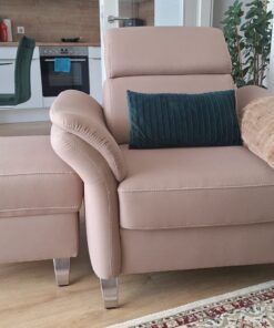 Sessel mit Hocker