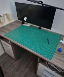 Schreibtisch mit viel Stauraum und einer Tastaturablage