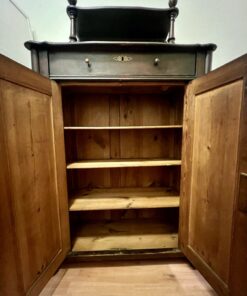 Schrank mit Fächern