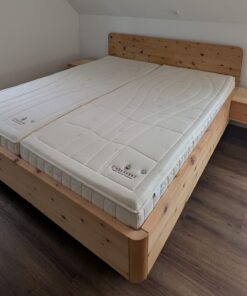 Zirbenholz Doppelbett 180x200m inkl. Zirbenteller-Lattenroste, Nachtkonsole und Matratzen