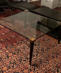 Zwei Sofatische aus Glas auf Massivholzfüßen.
