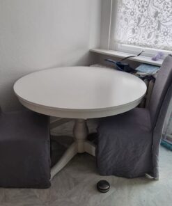 Tisch mit Stühlen