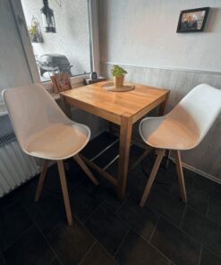 Essecke mit 2 Hockern