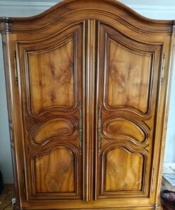 Wunderschöner, massiver Nussbaumholz-Schrank im klassischen Stil