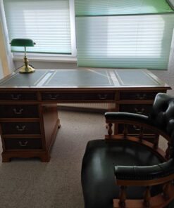 Chesterfield Schreibtischstuhl und Heltense Schreibtisch