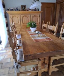 Esstisch aus Massivholz