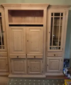 Wohnzimmerschrank im Landhausstil
