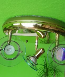 1 St. Deckenleuchte mit 3 Strahler, Metall weiß 1 St. 3-er Deckenstrahler in Metall „Goldoptik“ 1 St. Wandstrahler in Metall „Goldoptik“ 1 St. Deckenleuchte in Metall-, Glasoptik 1 St 3-flammige Deckenhängeleuchte in Metall-, Glasoptik