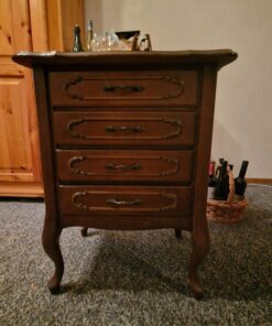 2 kleine alte Schränkchen