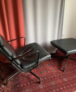 Vitra - EA 222 Soft Pad Sessel deep black mit Armlehnen, drehbar, Leder Premium schwarz + Hocker EA 223