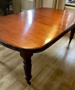 Erweiterbarer Holztisch