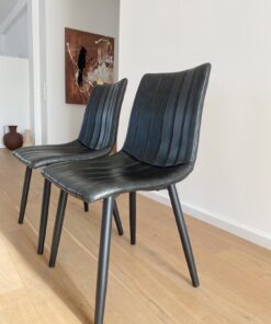 Zwei schwarze Lederstühle