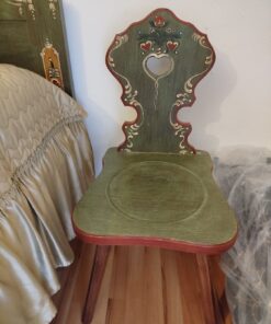 Zwei Stühle von Voglauer